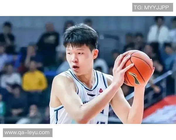 杨瀚森赛前热身展现惊人实力完美对抗后勾手与暴扣三分球全中